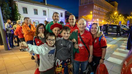 Fotos de la salida de la estación de tren de Pamplona de cientos de aficionados de Osasuna que viajan a Sevilla para la final de la Copa del Rey.