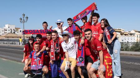 Fotos de los aficionados de Osasuna en Sevilla el día de la final de la Copa del Rey. /