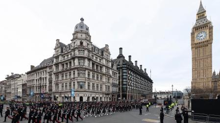 Militares desfilan este sábado junto al Big Ben londinense horas antes de la coronación de Carlos III