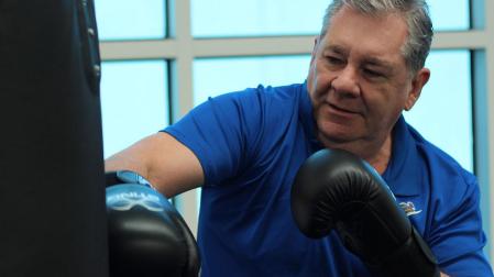 Un hombre mayor practicando boxeo