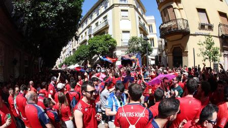 Fotos de los aficionados de Osasuna en Sevilla el día de la final de la Copa del Rey. /