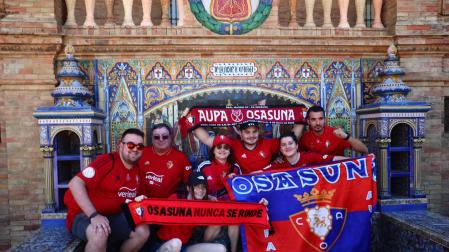 Fotos de los aficionados de Osasuna en Sevilla el día de la final de la Copa del Rey. /