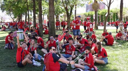 Fotos de los aficionados de Osasuna en Sevilla el día de la final de la Copa del Rey. /