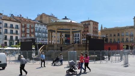 Pantallas gigantes instaladas en la plaza del Castillo de Pamplona para ver la final de Copa entre Osasuna y Real Madrid