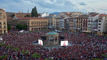 Fotos del ambiente en la plaza del Castillo de Pamplona en el día de la final de la Copa del Rey