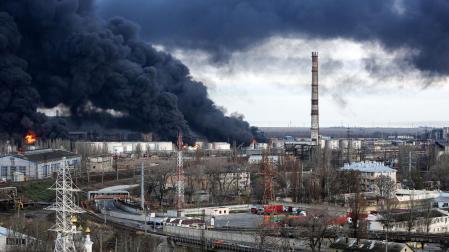 Nubes de humo por un incendio causado por misiles rusos que impactaron en una instalación de almacenamiento de petróleo en Odessa