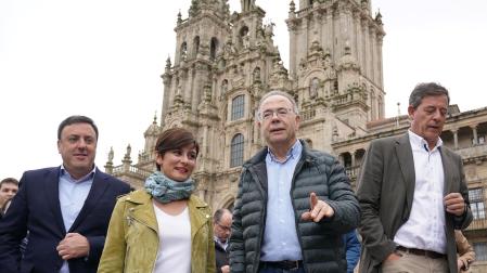 La ministra de Política Territorial y portavoz del Gobierno, Isabel Rodríguez, el alcalde de Santiago, Xosé Sánchez Bugallo, el secretario el PSdeG, Valentín González Formoso, y el delegado del Gobierno en Galicia, José Ramón Gómez Besteiro