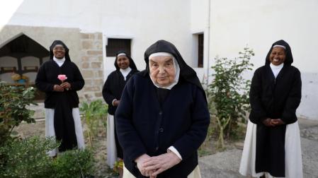 María Jesús Jáuregui Compains en el patio del convento, con tres de las hermanas.