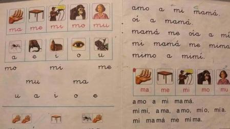 LAS LETRAS DE NUESTRA INFANCIA.  Con esta cartilla aprendí a leer cuando tenía 5 años y cursaba el que entonces se llamaba segundo de parvulitos. La ‘m’ con la ‘a’, ma; la ‘m’ con la ‘e’, me... Y así sucesivamente. Una forma sencilla de aprender con aquella caligrafía escolar que imitaba la letra manuscrita y que copiamos curso tras curso. Un sistema que ahora se antoja arcaico frente a todas las novedades que surgen sobre lectoescritura pero así es la vida. Encontrar las páginas de esta cartilla en Internet me ha llevado por el camino de la nostalgia a la clase de la hermana Rosario. He vuelto a oler el aroma penetrante del lápiz y de la goma de borrar desmigada sobre las páginas abiertas en el pupitre. Y he escuchado ese sonsonete con el recitábamos, más bien cantábamos, aquellas frases con tan poco sentido pero que permanecerán para siempre en nuestra memoria. ¿O es que alguien no se acuerda de ese ‘Mi mamá me mima’ o ‘Amo a mi mamá’? Grafías, palabras, sonidos de otros tiempos que nos retrotraen a nuestra niñez. A esa imagen en la que nuestra madre vuelve a ser una mujer treintañera, joven y guapa que nos llenaba de besos y abrazo