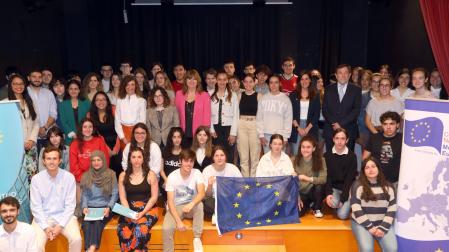 Participantes y autoridades de la I Olimpiada nacional sobre la UE, celebrada el sábado 6 de mayo en la Casa de la Juventud de Pamplona