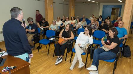 Fernando Ferrer, a la izda., durante la reunión mantenida con los vecinos del Casco Antiguo