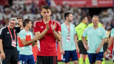 El delantero croata Ante Budimir, con cara de emoción, aplaude a los aficionados rojillos al término del partido