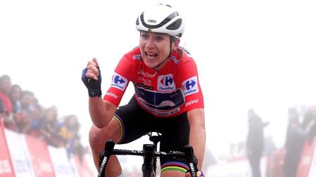 Annemiek van Vleuten (Movistar) celebra su victoria en La Vuelta Femenina a su llegada a la meta de los lagos de Covadonga