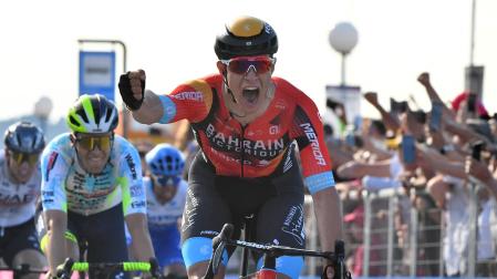 Jonathan Milan celebra su victoria en la segunda etapa del Giro de Italia
