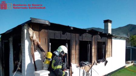 Los bomberos del parque de Sangüesa se han encargado de sofocar las llamas