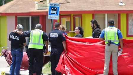 Fuerzas de seguridad y efectivos de emergencias, en el lugar del atropello