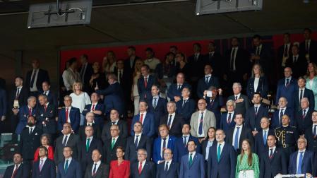 Enrique Maya, en la segunda fila del palco de La Cartuja, detrás de la presidenta María Chivite