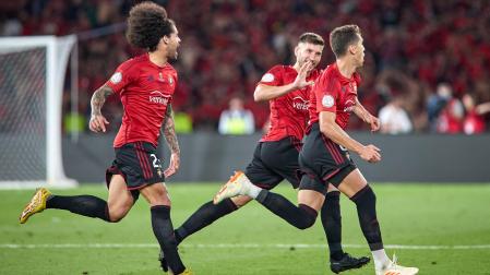 Aridane y David García celebran con Lucas Torró el gol que suponía el empate