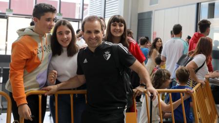Jagoba Arrasate, uno de los más aclámados, posa con tres jóvenes osasunistas a la llegada a Noáin
