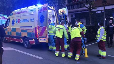 Efectivos del 112 de Madrid introducen en la ambulancia a la mujer apuñalada en Móstoles