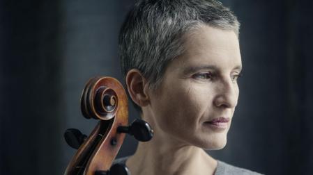 La violonchelista francesa Anne Gastinel actúa hoy en Baluarte junto con la Euskadiko Orkestra.