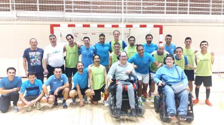 Voluntarios junto a miembros de Aspace tras un partido de fútbol sala