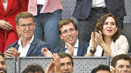 De izda. a dcha., Alberto Núñez Feijóo, José Luis Martínez Almeida e Isabel Díaz Ayuso durante la final del Open de Madrid de tenis