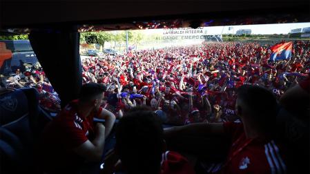Los jugadores de Osasuna observan los ánimos de la afición en su camino al estadio de La Cartuja