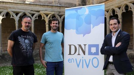 De izda. a dcha., en el claustro del Carmen de Sangüesa, los candidatos José Félix Ojer (PSN), Miguel Erdozain (EH Bildu) y Javier Solozábal (AISS)
