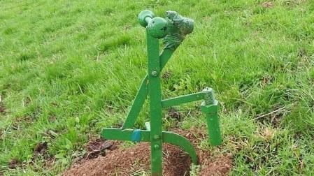 Sistema incautado al investigado en la comarca del Urumea con el que cazaba topos en una finca rústica