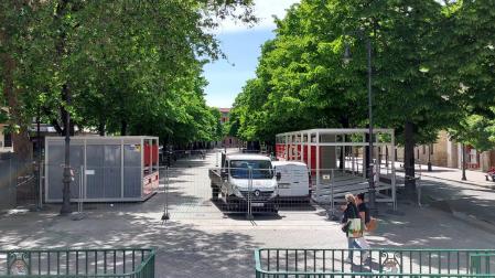 Los primeros trabajos para el montaje de la Tómbola de Cáritas en el paseo de Sarasate