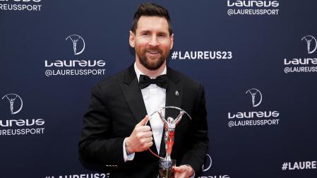 Leo Messi posa con el premio Laureus recibido recientemente en la gala celebrada en París