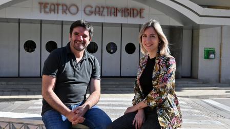 El candidato a la Alcaldía de Contigo Tudela, Eneko Larrarte, acompañado por la número 2 de la coalición, Eva Eliceche, este martes