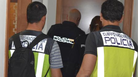 Agentes de la Policía Nacional han detenido a un matrimonio por propiciar encuentros sexuales de una menor de 14 años con adultos en su trastero a cambio de droga