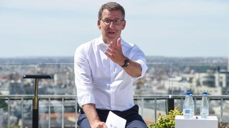 El presidente del Partido Popular, Alberto Núñez Feijóo, interviene durante la clausura del acto organizado por el PP con motivo del Día de Europa