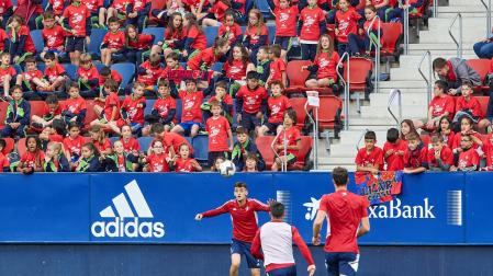 Fotos del entrenamiento de Osasuna en El Sadar ante 4.000 escolares de ‘Aula Rojilla’.