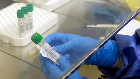 Un especialista en un laboratorio