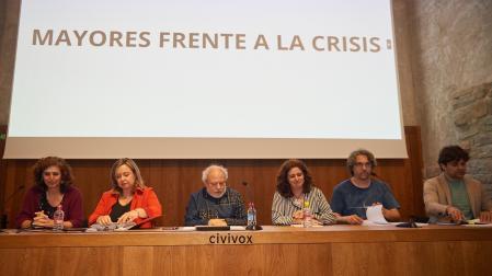 Desde la izquierda: Patricia Perales (EH Bildu), Arantza Biurrun (PSN), Paco Jiménez (moderador), Marta Álvarez (UPN), Daniel López (Contigo Navarra) y Pablo Azcona (Geroa Bai), durante el debate