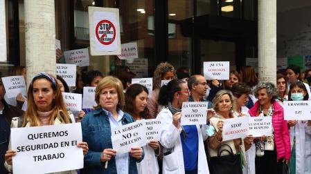 Profesionales que trabajan en el ámbito sanitario durante la concentración frente a las agresiones ayer, en la puerta del centro de salud de la Rochapea