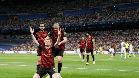El centrocampista del Manchester City Kevin De Bruyne (i) celebra su gol, durante el partido de ida de las semifinales de la Liga de Campeones que Real Madrid