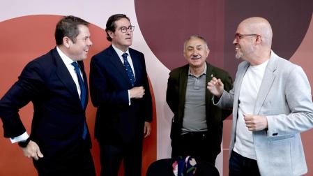 El presidente de CEPYME, Gerardo Cueva; el presidente de la CEOE, Antonio Garamendi; el secretario general de UGT, Pepe Álvarez, y el secretario general de CCOO, Unai Sordo, charlan tras la firma del V Acuerdo para el Empleo y la Negociación Colectiva (AENC)