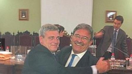 Eduardo Torres, a la derecha, cuando fue elegido decano en 2010