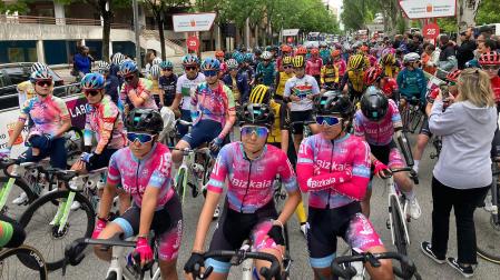 La Avenida Sancho el Fuerte de Pamplona ha acogido este miércoles a mediodía la salida de la Navarra Women’s Elite Classics, de 135,8 kilómetros. En la prueba participan 123 ciclistas de 23 equipos. La meta estará situada en ese mismo punto de la capital navarra, a donde está previsto que lleguen las corredoras hacia las 17.30 horas, según el horario intermedio.