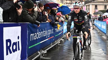 Remco Evenepoel en el control de firmas de la etapa