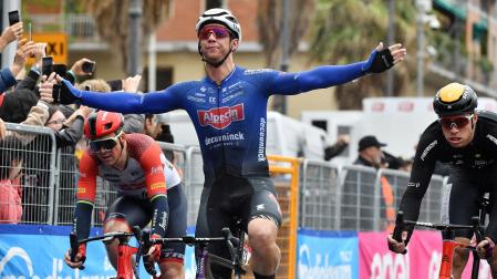 Kaden Groves celebra su triunfo en Salerno