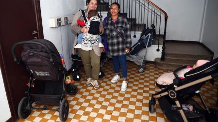 Anastasia y Karolina acudieron este martes a las oficinas de las Escuelas Infantiles a presentar la reclamación