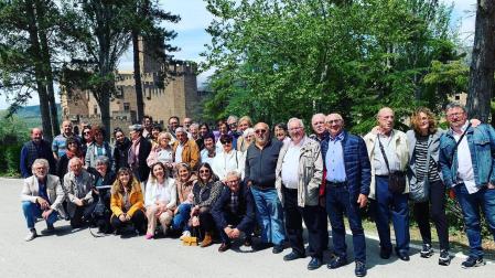 La comida homenaje al expresidente de la Coral Nora Javier Armendáriz (en el centro, con chaqueta marrón) se celebró en Javier