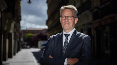 A* Jesús Garzaron
T* Teppo Markus Tauriainen, embajador de Suecia en España
F* 2023_05_10
L* Calle Nueva frente al Hotel Maisonave