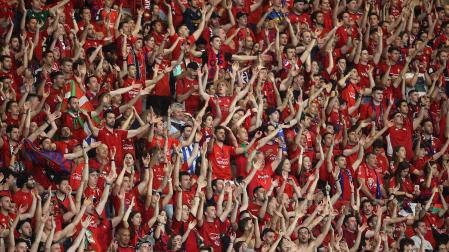 Aficionados de Osasuna en el fondo sur de La Cartuja