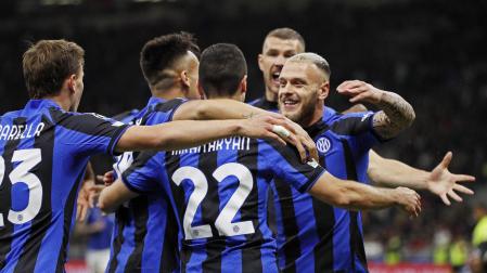 Los jugadores del Inter celebran el gol de Mkhitaryan
